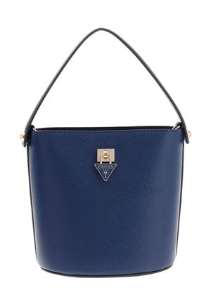 Marineblauwe gestructureerde bucket-handtas met enkele band en goudkleurige Guess-logosluiting aan de voorkant.