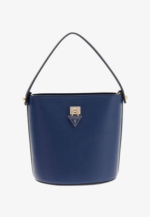 Marineblaue texturierte Bucket-Handtasche mit einem Riemen und goldfarbenem Guess-Logoverschluss vorne.