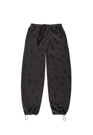 Czarne spodnie dresowe z ściągaczem w pasie i elastycznymi mankietami, ozdobione delikatnym wzorem owadów na całej powierzchni. Miękka, fakturowana tkanina.