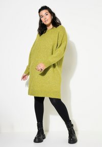 Studio Untold MIDI RUNDHALS LANGARM - Neulemekko - algae green