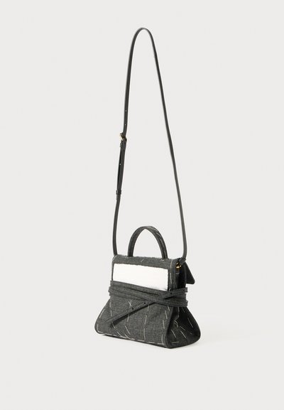 Bolsa de tecido cinza escuro com uma forma estruturada, apresentando uma alça superior e uma alça longa ajustável, realçada por costuras brancas.