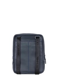 Granatowa skórzana torba na ramię z dwoma regulowanymi paskami, zamknięciem na zamek i kontrastowym niebieskim przeszyciem. Prostokątny kształt z gładką fakturą.