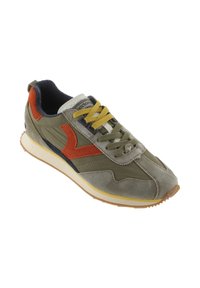 Sneaker verde in suede e nylon con accenti arancioni, lacci gialli e suola testurizzata. Presenta un design leggero e un collo imbottito.