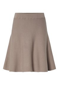 Une jupe trapèze en maille beige avec une texture lisse et une large ceinture, présentant un design évasé qui s'étend jusqu'à la mi-cuisse.