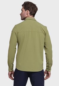 Langarmhemd aus olivgrünem Stoff, mit einem geknöpften Manschette, abgerundetem Saum und einem klaren, minimalistischen Design ohne sichtbare Muster.