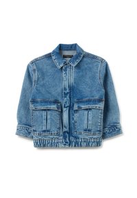 Chaqueta de mezclilla en azul claro con cuello de solapa, cintura elástica y dos bolsillos frontales con solapa. Presenta costuras en contraste y un corte relajado.