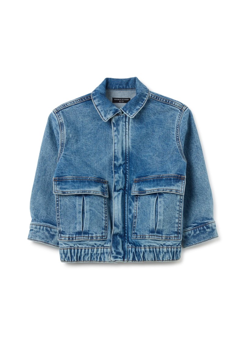 Chaqueta de mezclilla en azul claro con cuello de solapa, cintura elástica y dos bolsillos frontales con solapa. Presenta costuras en contraste y un corte relajado.