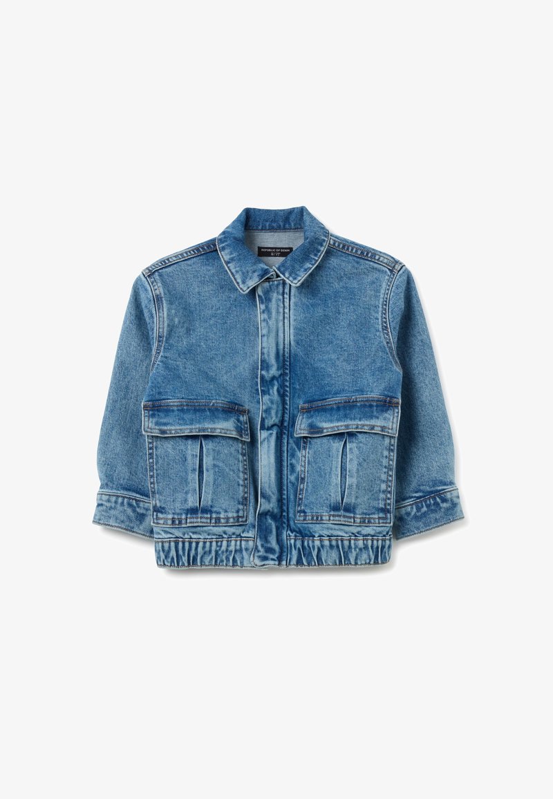 Chaqueta de mezclilla en azul claro con cuello de solapa, cintura elástica y dos bolsillos frontales con solapa. Presenta costuras en contraste y un corte relajado.