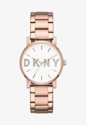Rosenvergoldete Uhr mit rundem Zifferblatt, weißem Ziffernblatt und silbernem "DKNY"-Logo. Verfügt über ein Gliederarmband aus Metall mit polierter Oberfläche und minimalen Stundenmarkierungen.