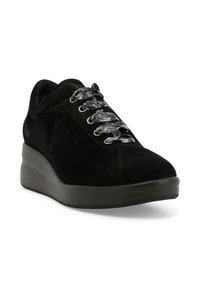 Sneaker in suede nera con punta rotonda, suola platform e lacci neri con motivo. Presenta un logo in rilievo sul lato e dettagli di cucitura.