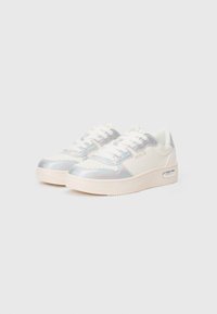 Adidași albi cu accente iridescente, cu un superior sintetic neted, design cu șireturi și talpă din cauciuc. Prezintă un logo pe lateral.