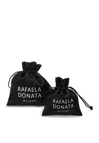 Svarta satin dragpåsar, en större och en mindre, med vit text "RAFAELA DONATA MILANO" på framsidan.