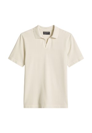 Polo beige à manches courtes avec col cranté et sans boutons, présenté sur un fond blanc.