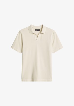 Beige poloshirt met korte mouwen en een ingesneden kraag zonder knopen, afgebeeld op een witte achtergrond.
