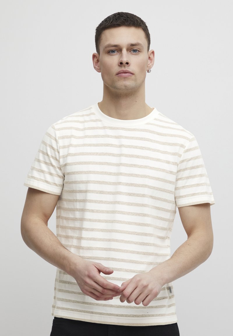 Gestreiftes Kurzarm-T-Shirt in hellbeige mit cremefarbenen Streifen, aus weicher Baumwolle, mit Rundhalsausschnitt und gerader Passform.
