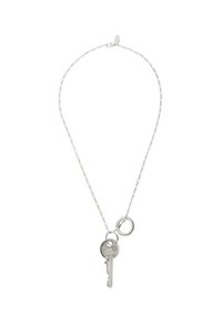 Collier en argent avec un pendentif en forme de clé et un anneau circulaire, doté d'une chaîne délicate et d'une texture polie. La clé a une forme distinctive.