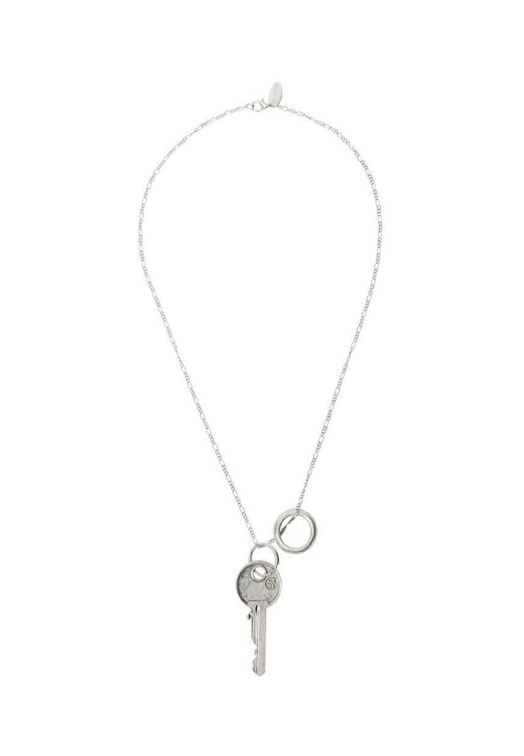 Collier en argent avec un pendentif en forme de clé et un anneau circulaire, doté d'une chaîne délicate et d'une texture polie. La clé a une forme distinctive.