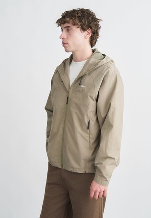 Lette, olivengrøn jakke med hætte, lynlås og minimalistisk design. Indeholder to sidelommer og diskret branding på brystet.