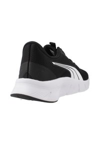 Scarpe da ginnastica nere realizzate in mesh traspirante, caratterizzate da una striscia bianca, colletto imbottito e suola ammortizzata per il comfort.