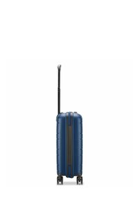 Valigia rigida blu con superficie testurizzata, manico retrattile e quattro ruote; presenta una chiusura a zip e dettagli laterali in grigio.