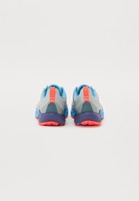 Sportliche Schuhe mit grauem Obermaterial und blauen Akzenten, einem gepolsterten Schaft und einer pinken Außensohle. Strukturierten Oberflächen und einer verstärkten Ferse sind vorhanden.