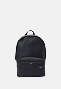 Mustast nailonist seljakott ümarate kujunditega, ees tõmblukuga tasku ja logoga. Varustatud ülemise sangaga ja reguleeritavate rihmadega. Sile pind.