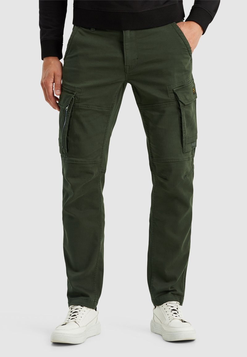 Olijfgroene cargobroeken met meerdere zakken, ritsen en een tapered fit. Gemaakt van sterk materiaal, met stikdetails en verstevigde naden.