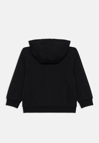 Felpa nera con cappuccio e maniche lunghe, con polsini e orlo a costine, vista da dietro su uno sfondo bianco uniforme.