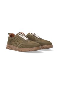 Para oliwkowych zamszowych sneakersów z jasnobrązowymi gumowymi podeszwami i białymi sznurówkami na białym tle.