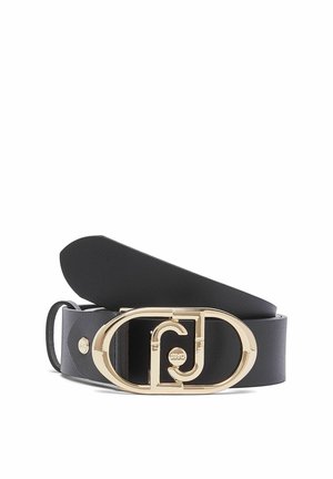 Ceinture en cuir noir avec une grande boucle ovale dorée présentant un motif géométrique entrelacé sur fond blanc.