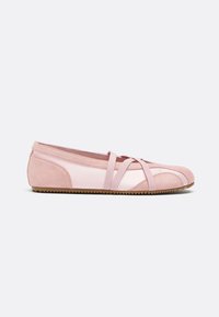 Ballerine rose clair avec bout et talon en daim, brides élastiques croisées et semelle en caoutchouc texturée.
