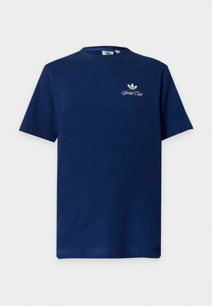 Mørkeblå T-shirt med korte ærmer med lille hvid Adidas-logo og teksten "Sports Club" på øverste venstre bryst.