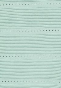 Tissu vert clair avec des côtes texturées horizontales et de petits trous ponctués uniformément espacés en rangées sur toute la surface.