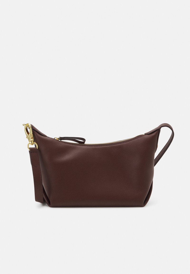 Hnědá kožená taška s hladkým povrchem, zipovým uzávěrem a odnímatelným popruhem. Má zakřivený tvar a zlaté kovové detaily.