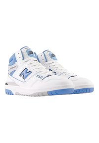 Sneakers alta con tomaia in pelle bianca e accenti blu, dettagli perforati e suola texturizzata. Logo del brand sul lato.
