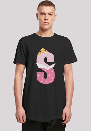 Fekete póló, amelyen egy nagy stilizált "S" betű látható pink színben, fehér csillagokkal és egy arany koronával a tetején, sima szövettextúrával.