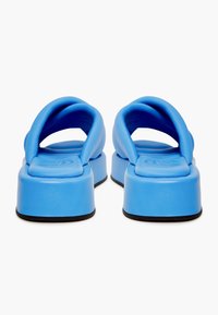 Modré platformové sandály vyrobené z hladkého materiálu, s širokými popruhy a silnou podrážkou na černém základu, navržené pro pohodlí.