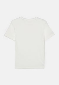 Λευκό κοντομάνικο T-shirt από ριπ ύφασμα, με στρογγυλή λαιμόκοψη και κανονική εφαρμογή. Καθαρός σχεδιασμός χωρίς ορατά σχέδια ή λεπτομέρειες.