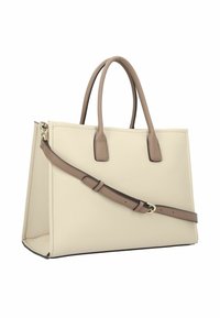 Bolso tote de cuero beige con asas y correa para el hombro en marrón contrastante, de forma rectangular, textura suave y detalles en hardware dorado.