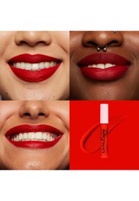 Fyra leenden med livfullt röd läppstift, som visar olika hudtoner. Ett rör med NYX Lingerie XXL läppstift i djup röd, med ett rosa lock.