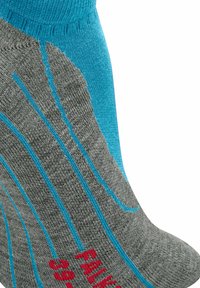 Graue Socke mit türkisfarbenen Akzenten, versehen mit texturiertem Strickmuster, kontrastierenden blauen Linien und rotem Branding. Knöchelhohes Design.