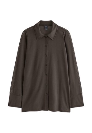 Camicia marrone abbottonata con colletto, maniche lunghe e texture liscia. Presenta una leggera lucentezza e un taglio dritto all'orlo.