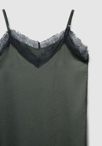 Abito slip in satin verde scuro con bordi in pizzo nero lungo lo scollo a V e spalline sottili regolabili.