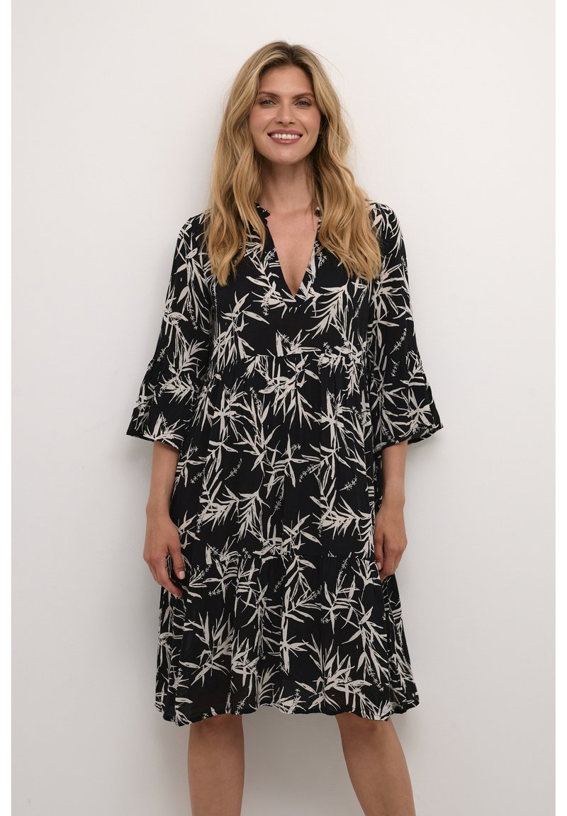 Kaffe - HERA AMBER  - Jurk - black/white leaf print, Vergroten