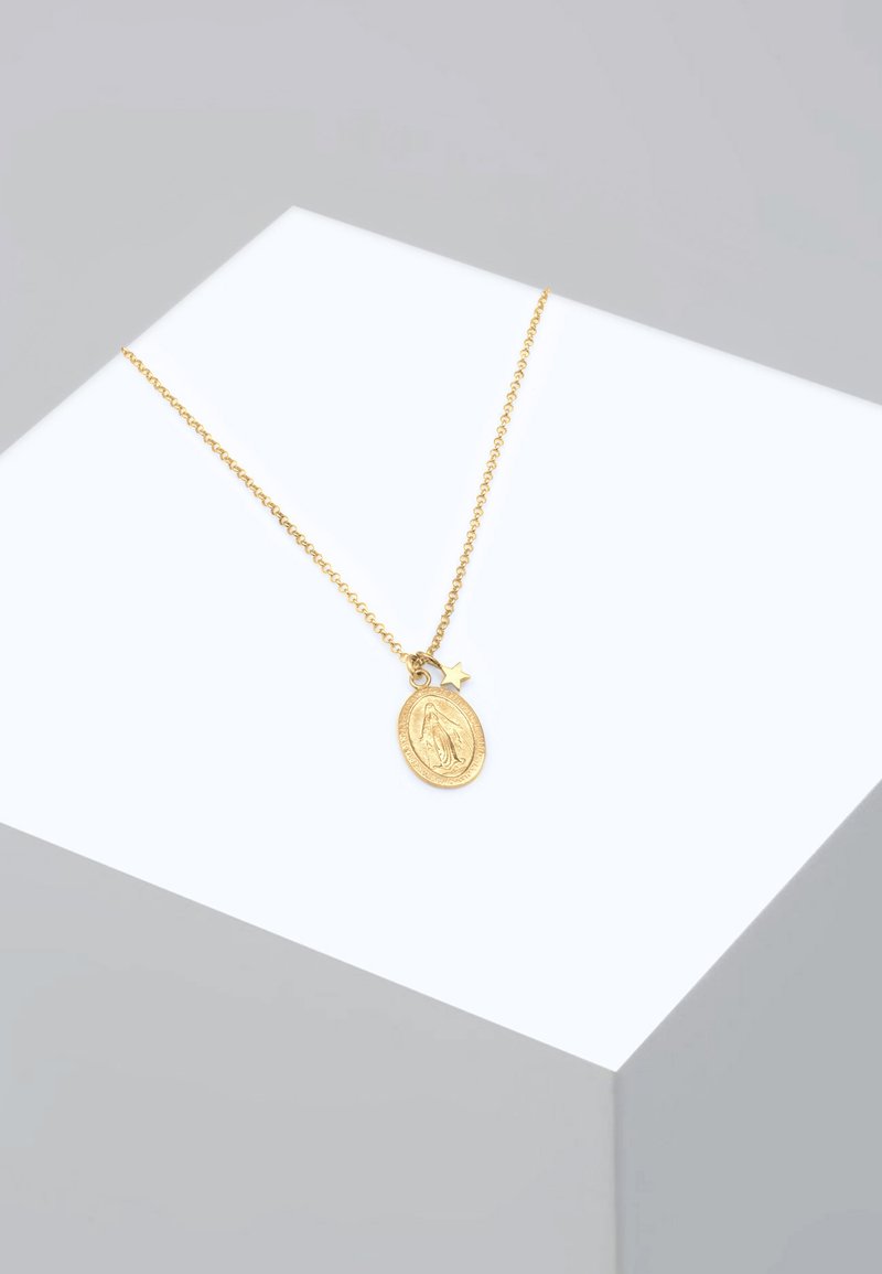 Guldkæde med en oval vedhæng med reliefdesign og en lille stjernecharme, vist mod en minimalistisk baggrund.