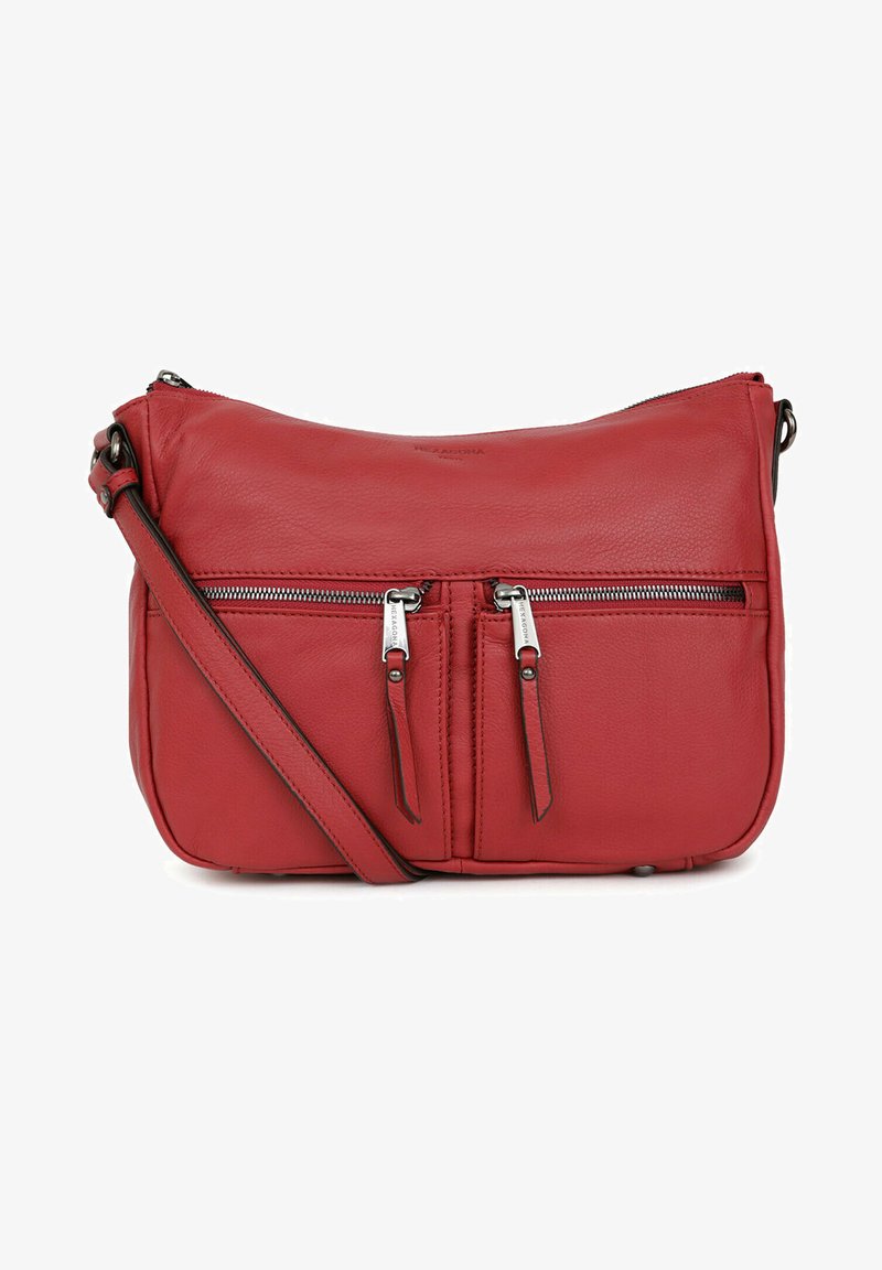 Borsa a tracolla rossa in pelle con una silhouette compatta, due tasche anteriori con zip, tracolla regolabile e texture liscia.