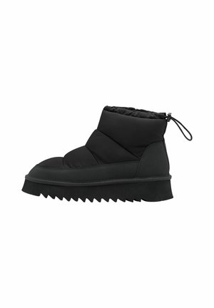 Schwarze Knöchelboots mit einem puffy-texturierten Design, ausgestattet mit einer Gummisohle mit Zickzackmuster und einem Kordelzugverschluss oben.