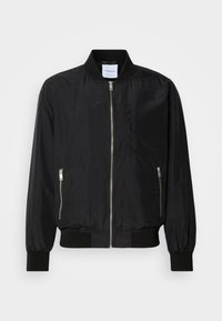 Schwarze Bomberjacke mit Reißverschluss vorne, geripptem Kragen und Bündchen, seitlichen Reißverschlusstaschen und einer eleganten, glatten Textur.