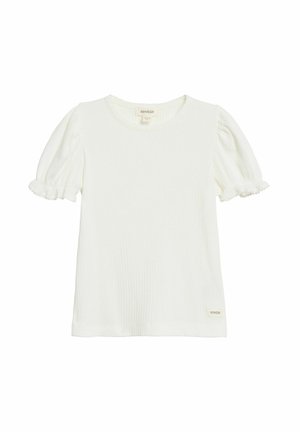 Biały prążkowany t-shirt z krótkim rękawem, okrągłym dekoltem i falbankami na krawędziach rękawów, z małą materiałową metką przy dolnym brzegu.