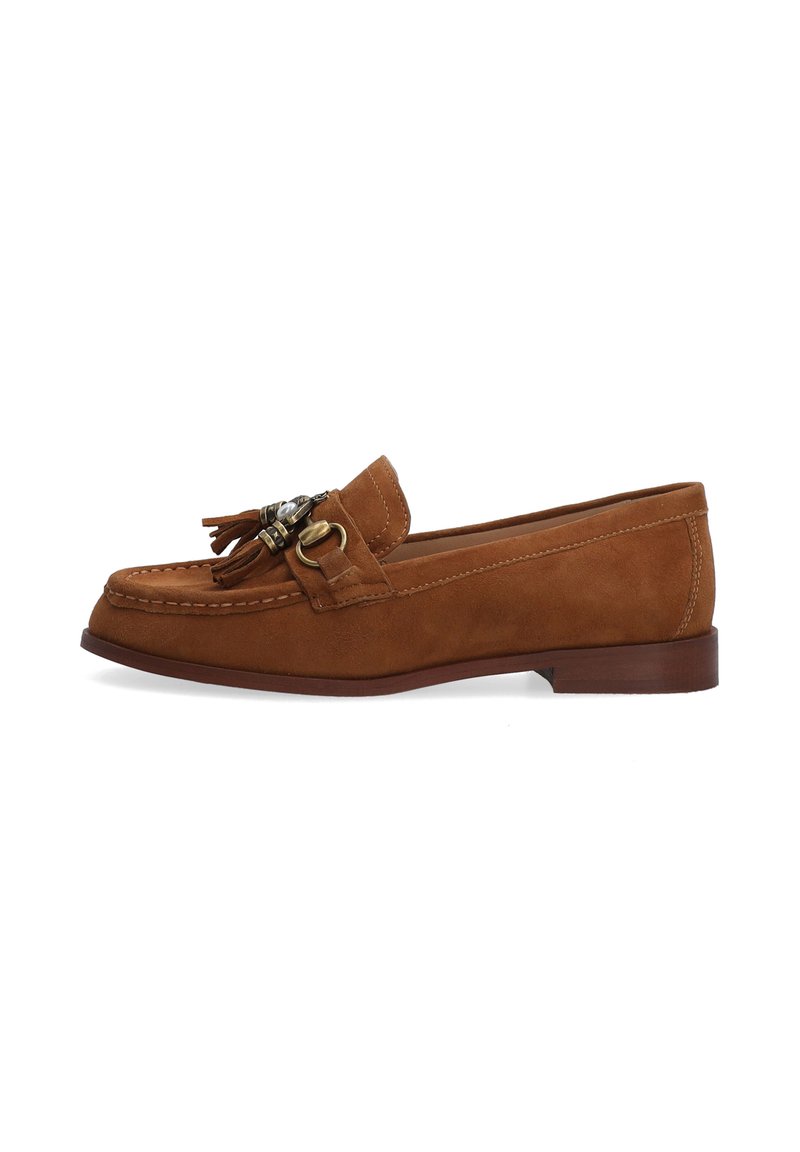 Hnědé suede mokasíny s plochým podpatkem, ozdobnými třásněmi a kovovým detailem na pásku. Hladký povrch, klasický design.